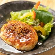 鮮度にこだわった朝引き鶏のもも肉やむねひき肉、やげん軟骨などが使われています。ヘルシーなハンバーグに合わせるソースは、玉ねぎをベースにした少し酸味の効いた味付け。しっかりした味に満足感が得られます。