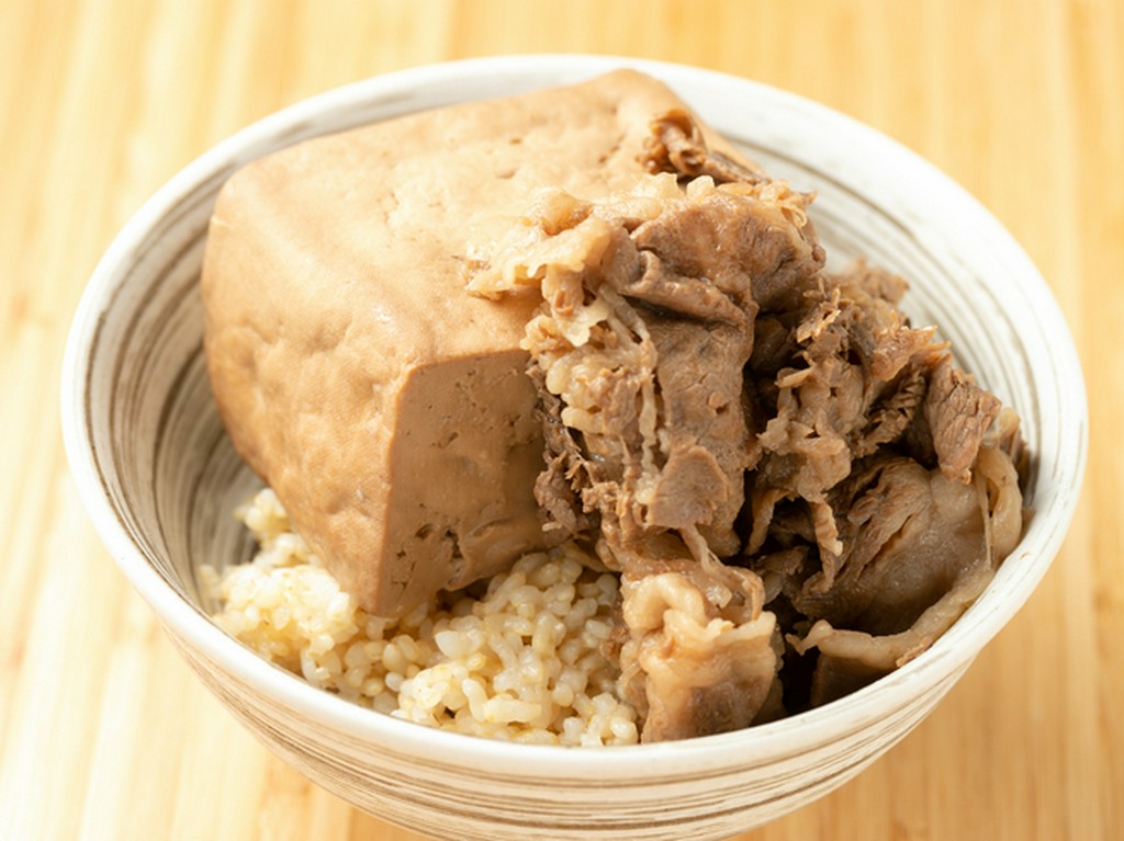 豆富のやわらかな食感と玄米のプチプチした歯ごたえがよく合う、甘辛い味付けがたまらない『肉豆富めし』