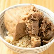 地元の豆富店から毎朝仕入れている豆富と自家製出汁を使った、おいしくてヘルシーなメニュー。豆富を5時間かけて煮込み、中までしっかりと味をしみ込ませています。白米もいいですが、玄米で食べるのがおすすめ。
