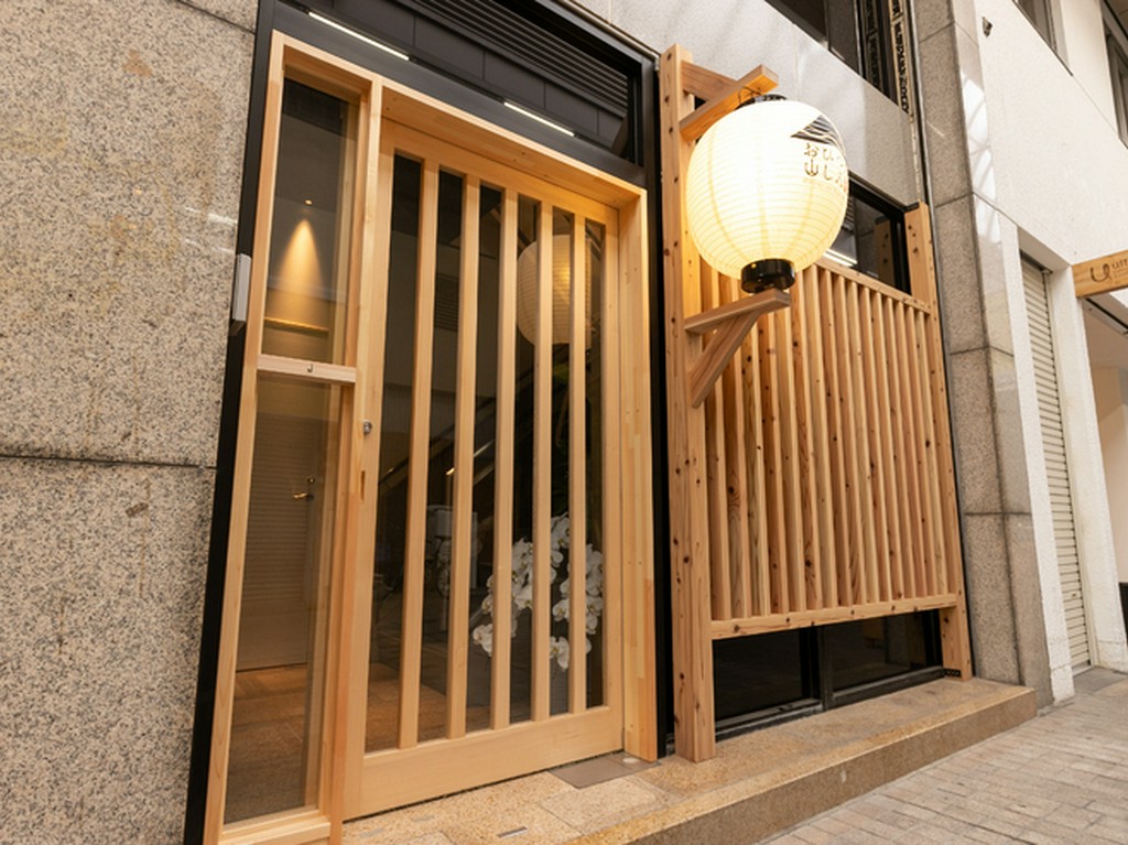 ことでん瓦町駅からトキワ街をまっすぐ進んだ、鳥むつの2F