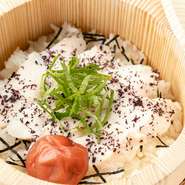 鮮度にこだわった朝引き鶏のささみを使い、低温調理でしっとりと柔らかに仕上げられています。塩分控えめな味付けに高たんぱく低カロリーなささみでヘルシーさを体現。毎日でも食べたくなる心安らぐメニューです。