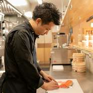 ランチタイムなどゲストが集中する時間帯でも、スピーディーに料理が提供できるように考えられています。メニューはもとより、仕込みや段取り、提供の仕方など準備を万全にし、お客様をお待たせしません。