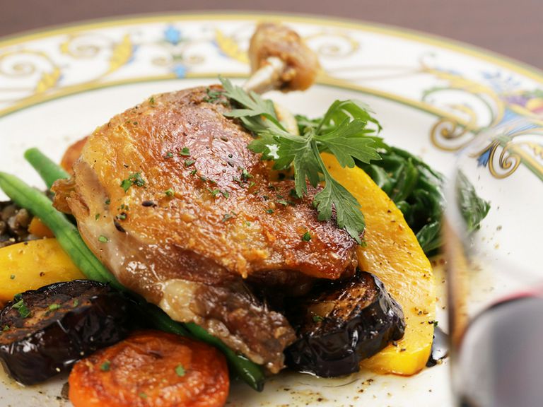 旨味の凝縮された鴨肉を堪能『フランス産鴨の骨付きもも肉のコンフィ』