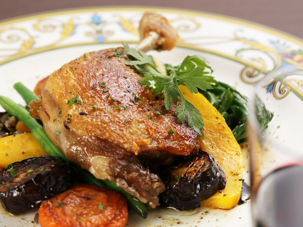 旨味の凝縮された鴨肉を堪能『フランス産鴨の骨付きもも肉のコンフィ』