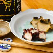 呉の銘酒「宝剣」をはじめ、広島が誇る地酒をラインナップ。日本各地のお酒を合わせて常時15種ほどが揃い、定番の純米・純米吟醸・純米大吟醸に加え、季節酒もお目見え。旬の魚にきれいに寄り添う銘酒をどうぞ。