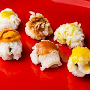 季節の変化と共に旨みの増す、ハモを活かしたひと品。トリュフ塩・梅ソース・酢味噌など、さまざまなアレンジで味わいを引き立てたハモの食べ比べを楽しめます。時期によっては焼きハモも提供しています。