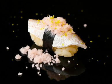 瀬戸内の恵みに江戸前の技が光る。看板鮨『チダイ』