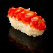 珍しい地物食材に出会えるのも楽しみ。春から夏には、名産地・瀬戸内海でも貴重になっている貝、ヨナキがお目見え。鮮やかな色合いと風味、独特の歯ごたえは新しい食体験に。他にも、季節のネタが続々登場します。