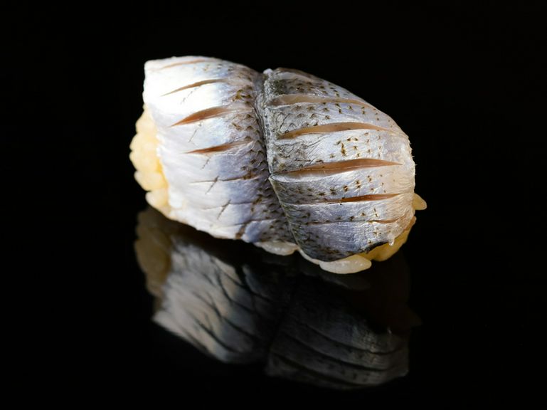 まさに粋な江戸前の仕事。塩と酢の塩梅に惚れ込む『小肌』