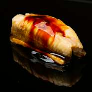 瀬戸内海や対馬産など、その時季一番の穴子を吟味。脂の乗った穴子の白焼きは、脂が染みたツヤ感が絶妙で、旨みを引き出す塩も名脇役。ネタの穴子は水を使わず、酒のみで持ち味を頂点に。ツメの濃縮した旨みも極上！