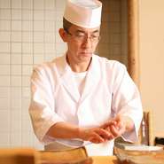 来店したすべての方に心からのくつろぎと楽しい時間を。初見の方は常連さんのように、常連の方には前回以上のくつろぎを提供。その日の魚の持ち味をお伝えする会話にも心を尽くしています。