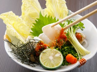 ふぐ通も驚く、歯ごたえ！　達人の包丁技が冴える『ぶつ刺し』