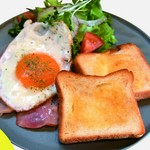 トースト/目玉焼き/ベーコン/コンソメスープ/サラダ