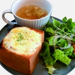 グラタントースト/コンソメスープ/サラダ

※焼きたてを提供させていただく為、少々お時間を頂戴しております