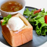 ハニートーストのバニラアイス乗せ/コンソメスープ/サラダ

※焼きたてを提供させていただく為、少々お時間を頂戴しております