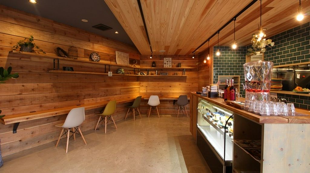 広めのカウンター席、ゆったりひとり時間を楽しむ