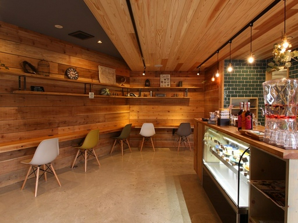 広めのカウンター席、ゆったりひとり時間を楽しむ