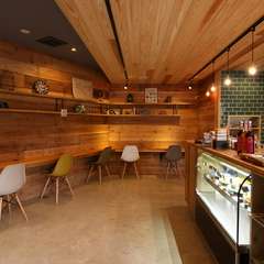 広めのカウンター席、ゆったりひとり時間を楽しむ