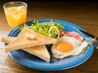 トースト、目玉焼き、サラダ、ベーコンのセット。
ドリンク飲み放題付