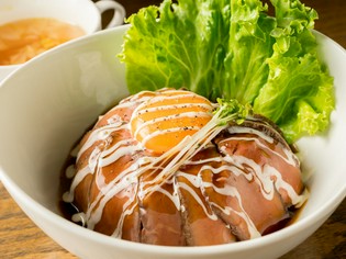 素材の旨みを際立たせる2種類の自家製ソース