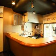 「立ち食いの安っぽいイメージを払拭したい」と考えた店主が、2019年7月にオープン。6人ほどで満員になるこぢんまりとした空間で、高級店にも負けない本格的な江戸前寿司が味わえます。