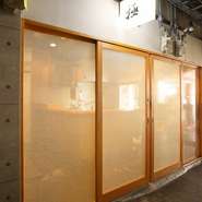 敷居の高い高級店とは異なり、ふらりと立ち寄れる気さくな雰囲気。食事だけなら一人5000円程度、お酒と合わせても1万円程度とリーズナブル。女性一人でも気兼ねなく利用できます。