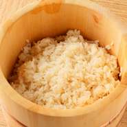 魚介はもちろん、ガリや醤油まで吟味を重ねた素材だけを使用。寿司の美味しさを決めるシャリは、江戸前伝統の赤酢を効かせています。酸味を控えたまろやかな味わいで、ネタとのバランスが見事。