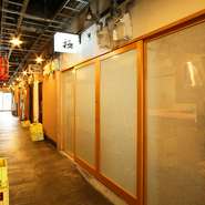 名古屋駅近くにある「駅前横丁ビル」の一角。レトロな雰囲気を漂わせる細い通路に、ひっそりと佇む隠れ家のような寿司店です。スタイリッシュな入口とシンプルな看板が目印。