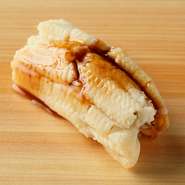 細やかな仕事を施した江戸前の煮穴子は、ふわふわトロトロの食感。口の中で程よくとろけ、赤酢のシャリと抜群の調和を奏でます。シンプルに塩で食べても、ツメを塗って味わっても美味。