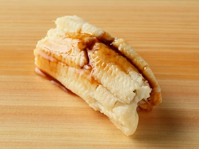 口の中でとろける柔らかさに感動。ふっくらと煮上げた『穴子』