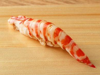 茹でたてを握ってプリプリの食感と甘みを際立たせた『天然車海老』