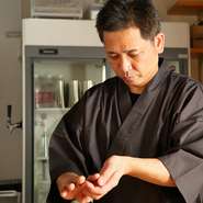 立ち食い寿司でありながら、高級店にも負けない本格的な江戸前寿司を提供。「本当に美味しい寿司を食べてほしい」という純粋な思いを込めて、一貫ずつ丁寧に握っています。