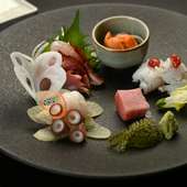 明石産の良質なものをメインに、石川県・長崎県産の鮮魚を盛り合わせた『お造り』