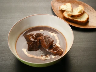 『牛肉の赤ワイン煮』や『特製カレー』などの煮込み料理