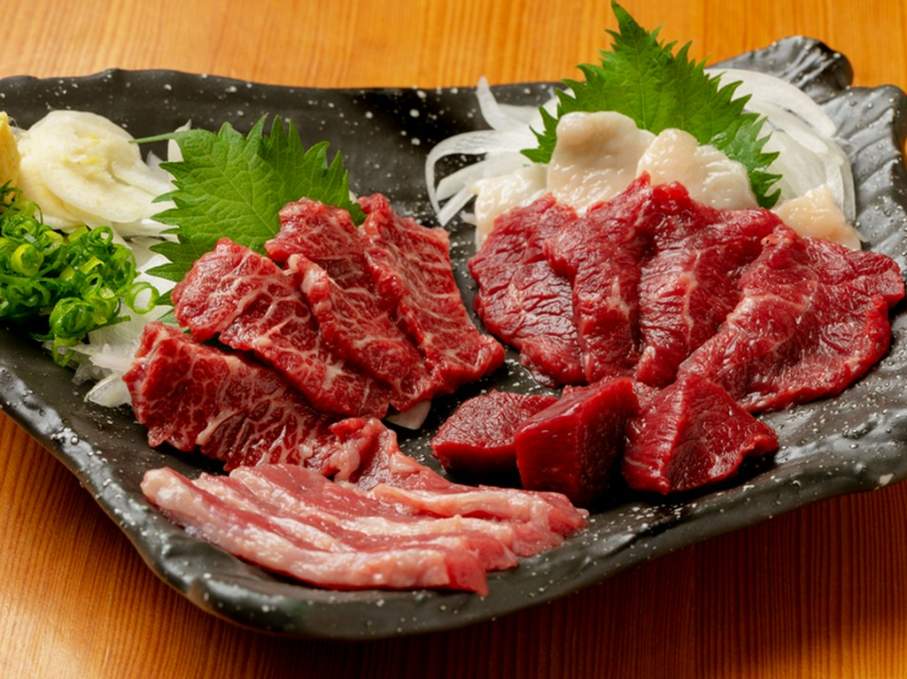 九州のたまり醤油でいろいろな部位を味わう『馬刺し五種盛り合わせ』