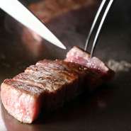 全国から厳選した黒毛和牛、活きの良い車海老や鮑などの魚介類を鉄板焼きで堪能できます。香り立つ風味や旨みをそのまま味わってほしいと、味付けは塩胡椒でシンプルに。伊豆の生ワサビや岩塩を添えて提供されます。