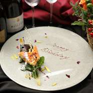 誕生日や結婚式のパーティーなどの特別な日には、とっておきの演出で主役を驚かせたいもの。事前にお願いをすれば、特別なプレートを用意してもらえます。20名程度の貸切利用も可能なので、相談してみて。