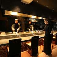 鉄板を前に臨場感あふれるカウンター席とテーブル席が配された店内は、シックで重厚感あふれる空間です。心のこもったおもてなしと華麗なパフォーマンス。鉄板焼きの魅力を教えてくれる一軒です。