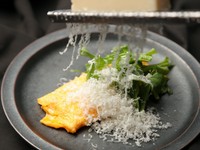 モッツァレラをたっぷり包んだオムレツ。パルミジャーノを削りかけて香りも豊か。