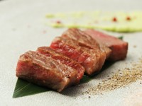 各地から取り寄せる国産黒毛和牛サーロインステーキは、脂に旨味が多く、とろけるような食感はまさに鉄板焼ステーキの王道です。／100g 4000円、150g 6000円、200g 8000円