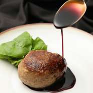 ジューシーで肉々しい自家製ハンバーグです。トッピングでチーズや目玉焼きを付けることも可能。わさび醤油で和風にも赤ワインソースで洋風にもできます。／150g 3000円、200g 4000円、250g 5000円