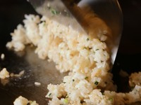 鉄板で丁寧に焼き上げるガーリックライスは鉄板焼の定番。この香りを嗅いだら頼まずに入られません。