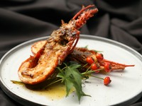 伊勢海老のおいしさを丸ごと味わえる『国産伊勢海老の鉄板焼き』