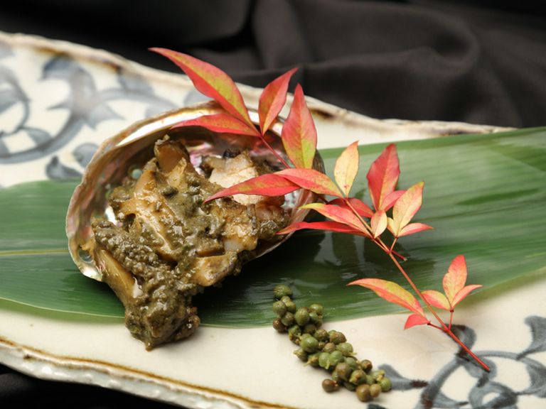 素材の味わいをそのままに満喫『鮑の鉄板焼き』