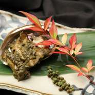 新鮮な活アワビは肉厚でプリプリ。鉄板で丁寧に焼き上げます。素材の味わいをそのままに満喫できるひと品は、味、香り、音、五感のすべてを刺激してくます。(参考価格：120g　4000円)