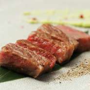 メインとなる『ステーキ』は、A5ランクの黒毛和牛を中心に。産地はあえて限定させず、その時期最も良い素材を仕入れるようにしているのだとか。『サーロイン』や『ヒレ』など、上質な味わいを賞味ください。