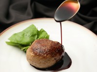 人気の黒毛和牛ハンバーグとサーロインステーキをご堪能いただける贅沢なプラン。