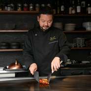 「いつもとは違う料理と空間で、特別感を味わってほしい」と、ゲストの気持ちに寄り添うきめ細やかなサービスを大切に。鉄板を前に美食と対峙する、贅沢な時間を演出しています。