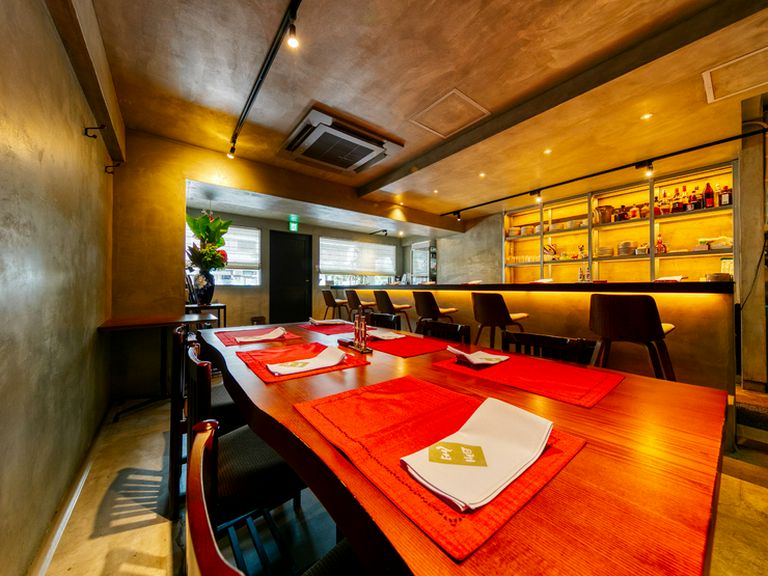 大切な人との時間を彩る、温かな空間と美しい季節の一皿