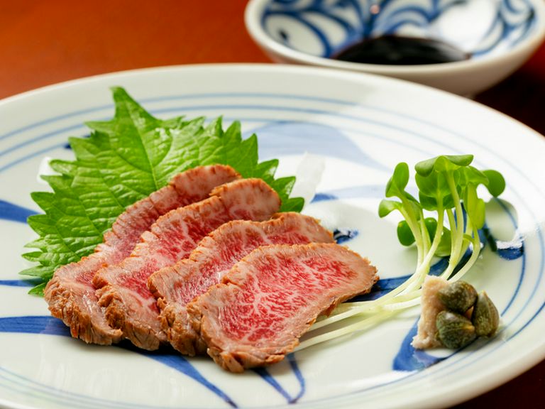 黒毛和牛ヒウチ肉のタタキ